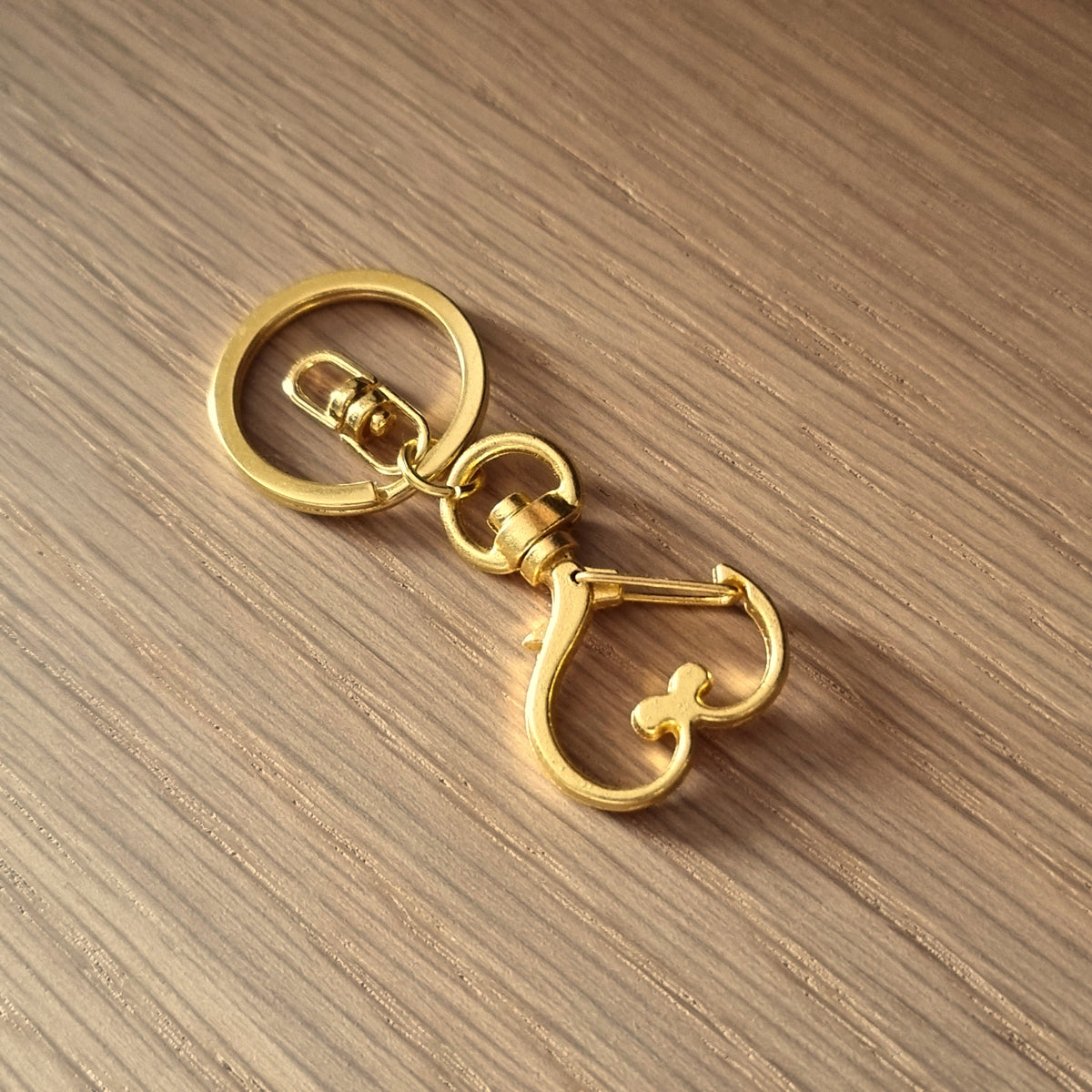 Gouden sleutelhanger met hartvormig haakje en sleutelring