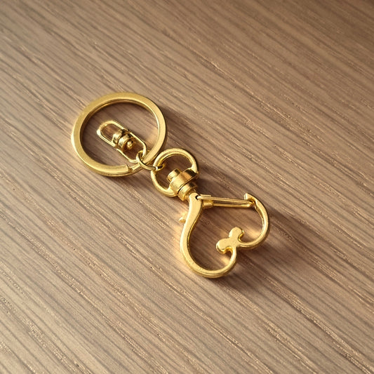 Gouden sleutelhanger met hartvormig haakje en sleutelring