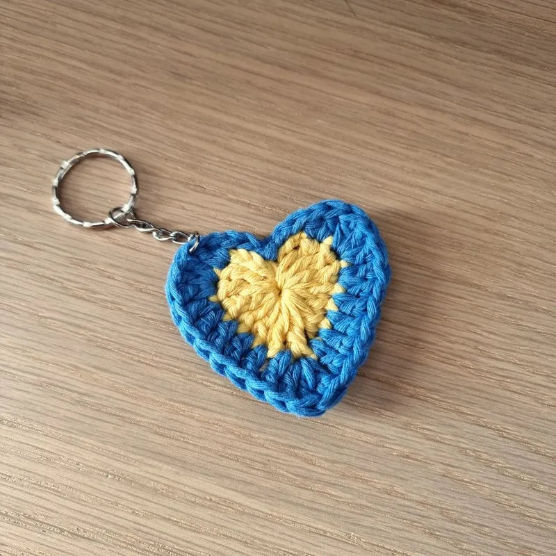 Gehaakte sleutelhanger met een hartje in geel en blauw Gehaakt met Haakpatroon sleutelhanger hartje ontworpen door Cora's Knit Knacks