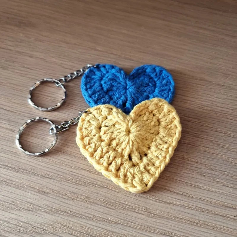 Gele en blauwe gehaakte hartjes sleutelhangers samen, beide Gehaakt met Haakpatroon sleutelhanger hartje ontworpen door Cora's Knit Knacks