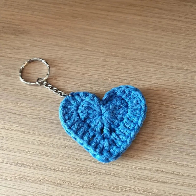 Blauwe gehaakte hartvormige sleutelhanger met metalen ring en ketting