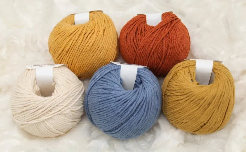 Vijf kleuren Hoooked Somen bij elkaar op een witte deken