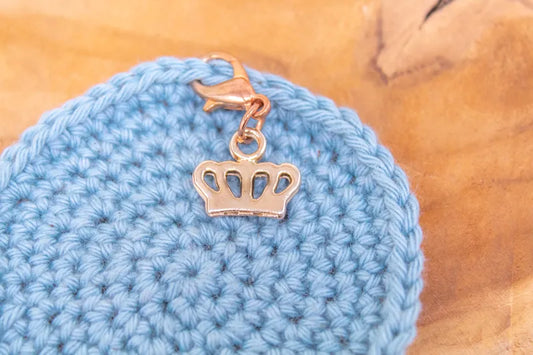 Handgemaakte Steekmarkeerder kroontje, handgemaakt door Cora's Knit Knacks