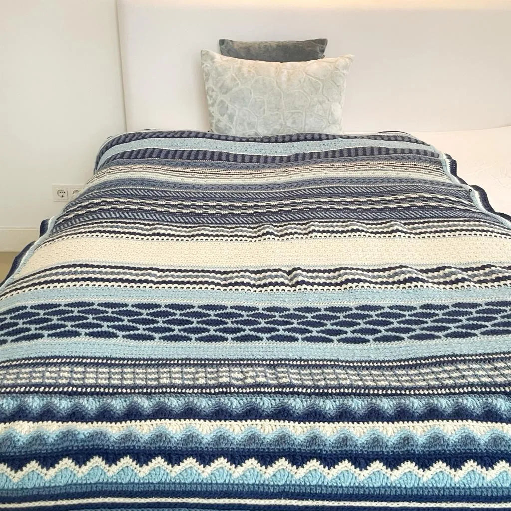 Gehaakt Haakpatroon Steken en Strepen deken ontworpen door KaDouz, op een bed