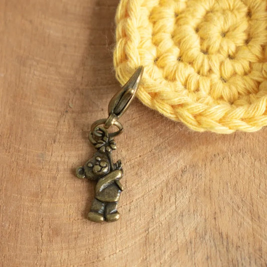 Handgemaakte Steekmarkeerder beer, handgemaakt door Cora's Knit Knacks