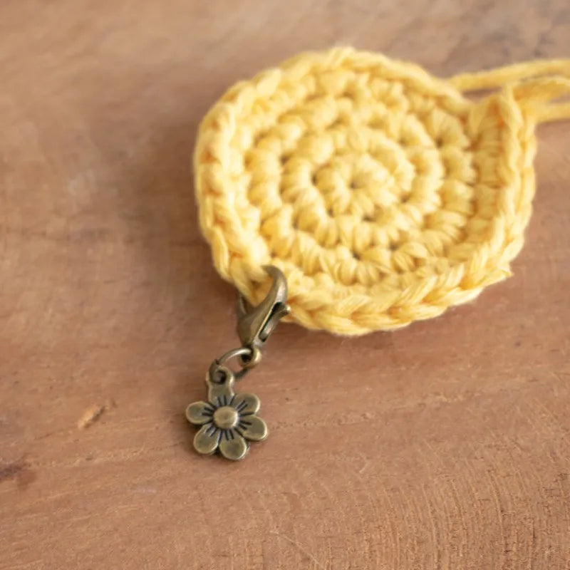 Handgemaakte Steekmarkeerder bloemetje, handgemaakt door Cora's Knit Knacks