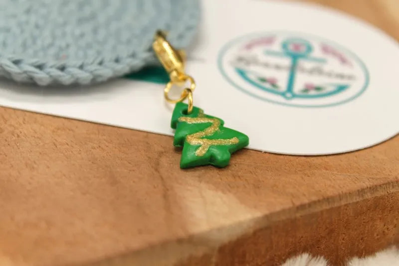 Handgemaakte steekmarkeerder kerstboom van klei met een gouden slinger, handgemaakt door Beaudeleine