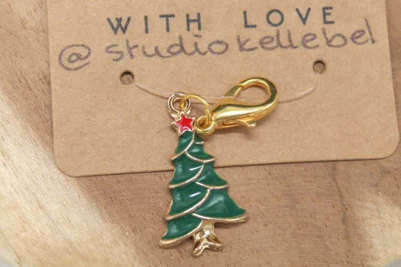 Handgemaakte Steekmarkeerder traditionele kerstboom, handgemaakt door Studio Kellebel