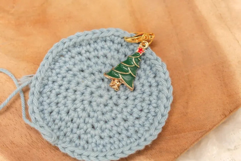 Handgemaakte Steekmarkeerder traditionele kerstboom, handgemaakt door Studio Kellebel
