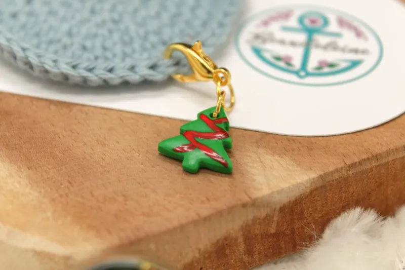 Handgemaakte steekmarkeerder kerstboom van klei met een rode slinger, handgemaakt door Beaudeleine