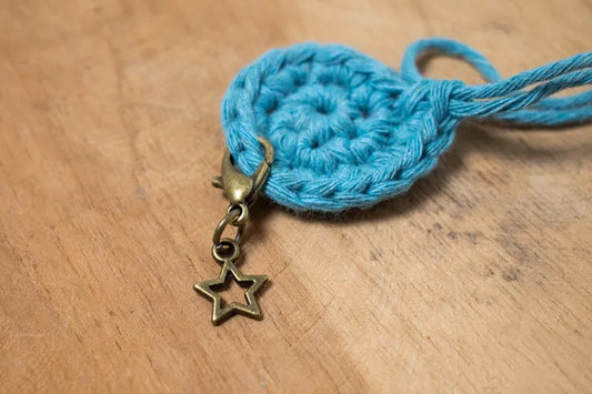 Handgemaakte Steekmarkeerder bronskleurig sterretje, handgemaakt door Cora's Knit Knacks