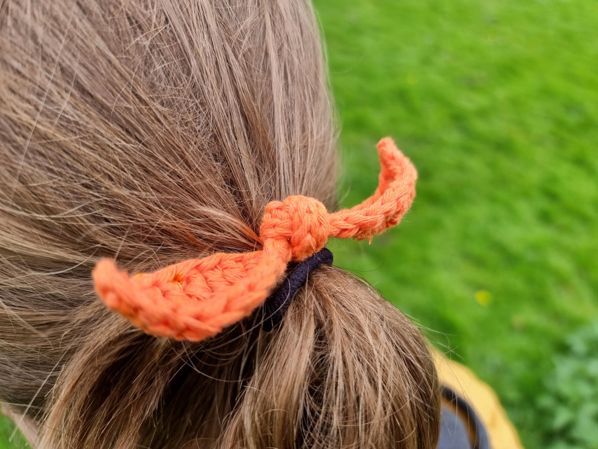Close up van het gehaakte Haakpatroon strikje Sisi ontworpen door Cora's Knit Knacks
