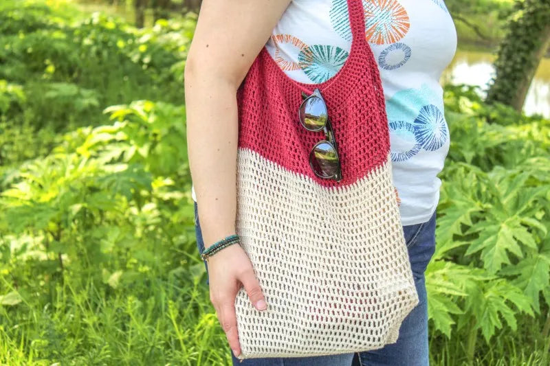 Gehaakt Haakpatroon tas Layla ontworpen door Cora's Knit Knacks, gedragen door een vrouw