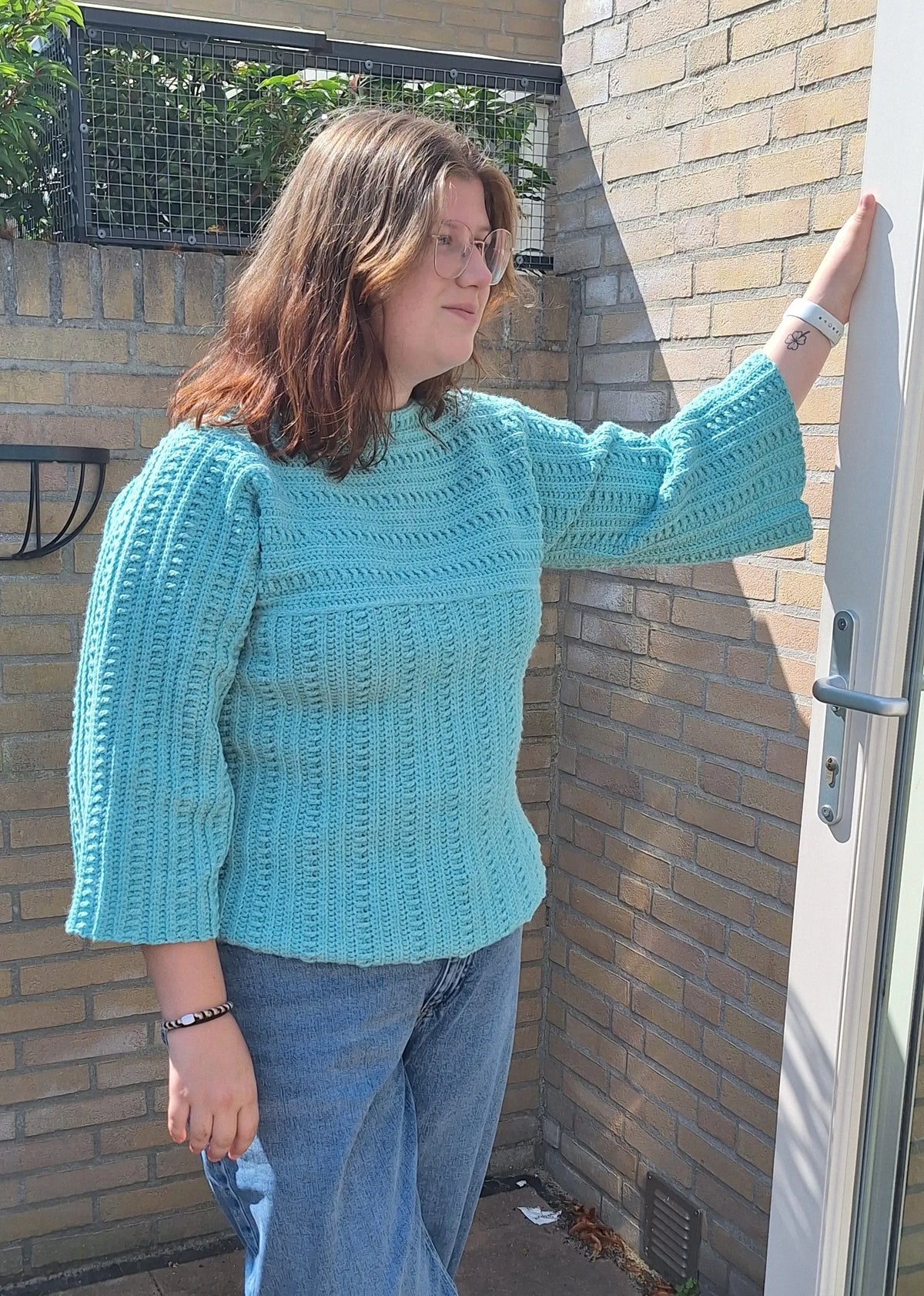 Roze gehaakte trui gemaakt met  Haakpatroon Two Directions trui ontworpen door Haaksels en breisels