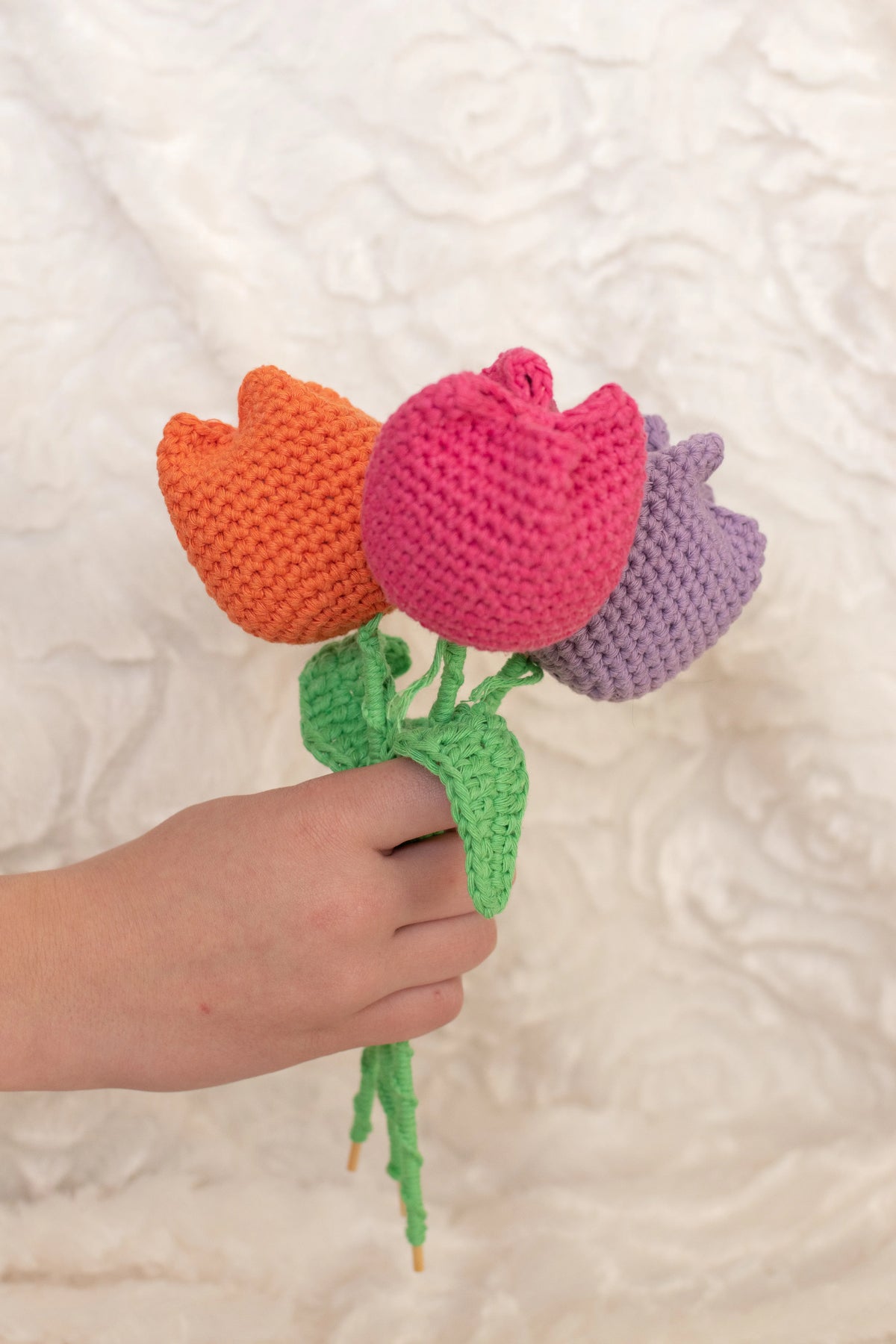 Gehaakt boeketje tulpen gemaakt met Haakpatroon tulpen ontworpen door Cora's Knit Knacks