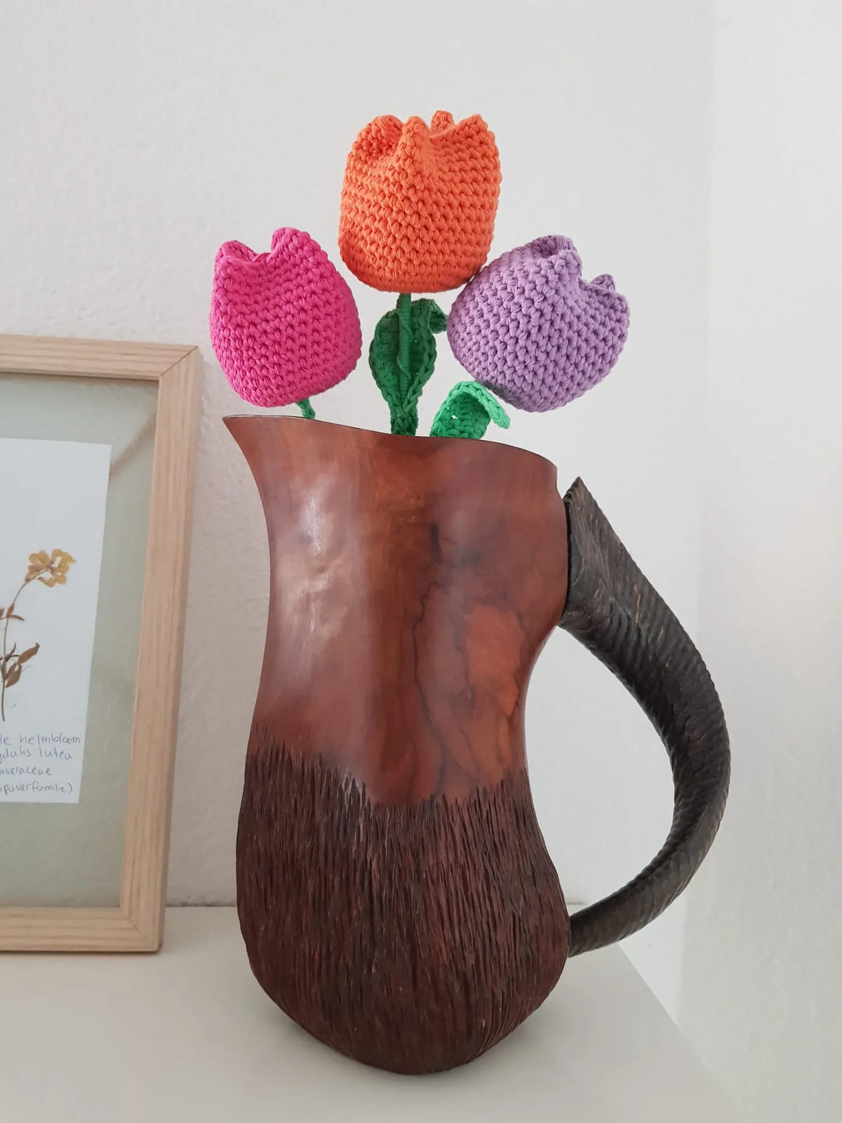 Gehaakte tulpen in een houten vaas, tulpen gehaakt met Haakpatroon tulpen ontworpen door Cora's Knit Knacks