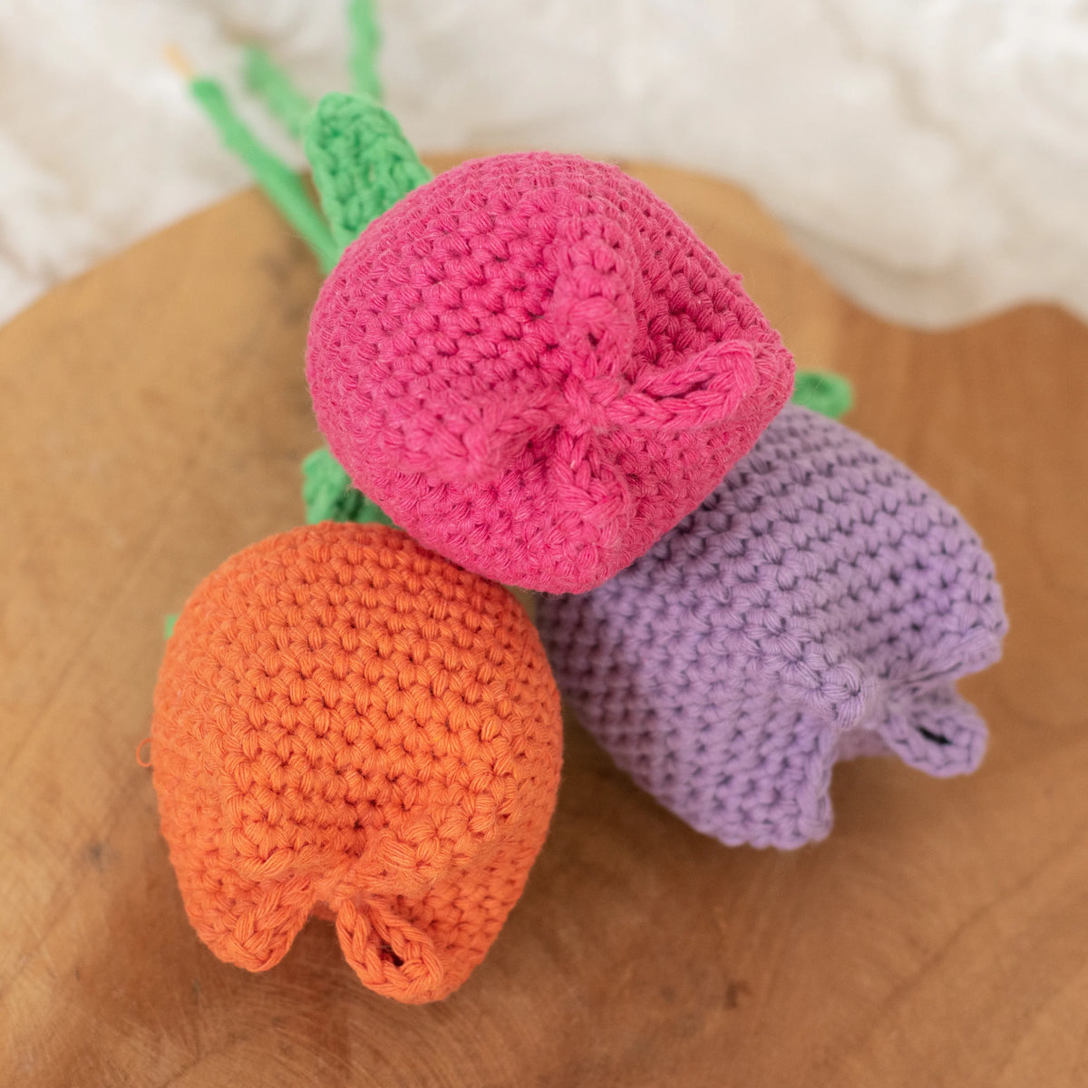 Close up van de gehaakte tulpen gemaakt met Haakpatroon tulpen ontworpen door Cora's Knit Knacks