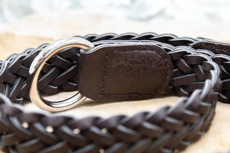 Close up van de ringen van het vegan leer gevlochten tashengsel in een donkerbruine kleur
