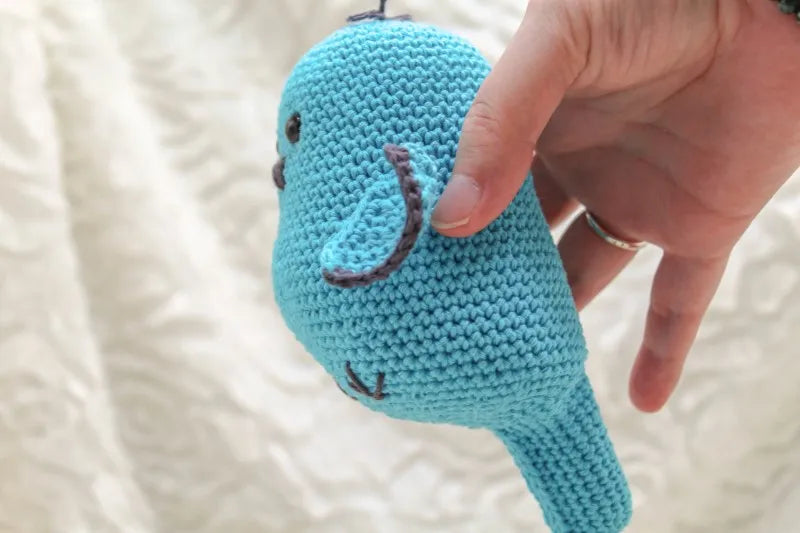 Zijaanzicht van het gehaakte Haakpatroon vogeltje Vera ontworpen door Cora's Knit Knacks