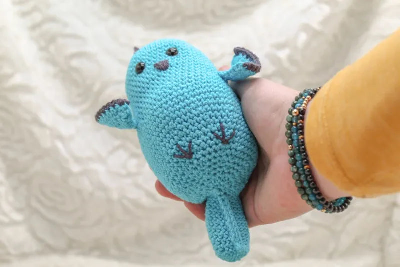 Onderaanzicht van het gehaakte Haakpatroon vogeltje Vera ontworpen door Cora's Knit Knacks