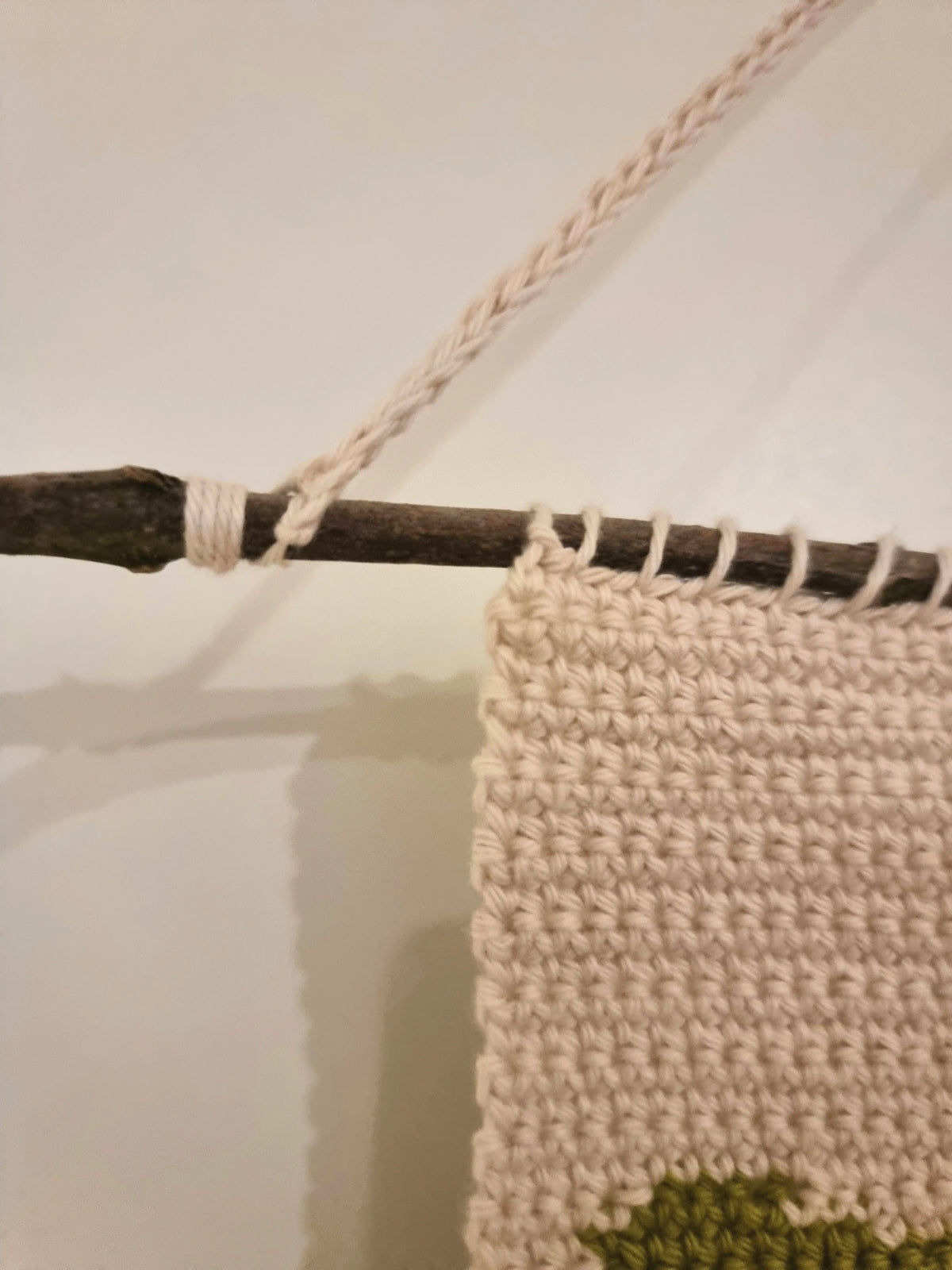 Gehaakt Haakpatroon wandhanger met blaadjes ontworpen door Marjahaakt