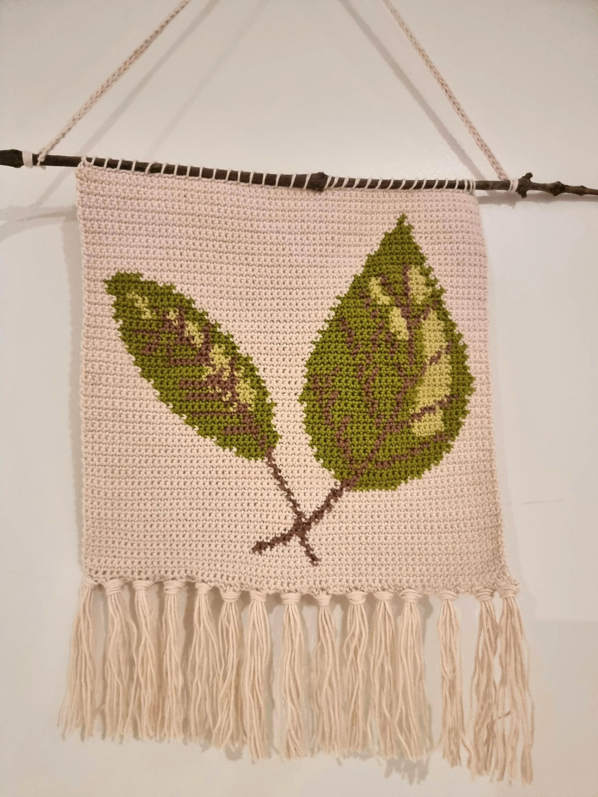 Gehaakt Haakpatroon wandhanger met blaadjes ontworpen door Marjahaakt