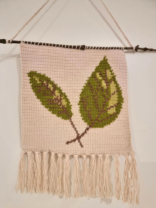 Gehaakt Haakpatroon wandhanger met blaadjes ontworpen door Marjahaakt