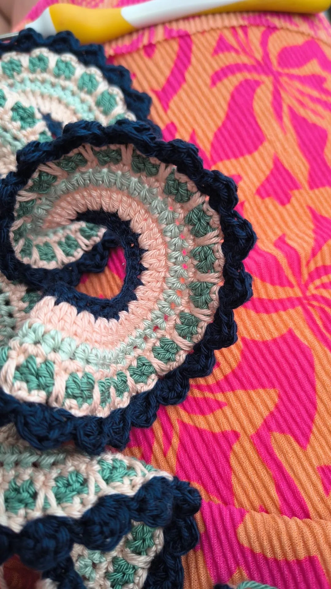 Gehaakt Haakpatroon windspinner Fleur ontworpen door World of Womencraft
