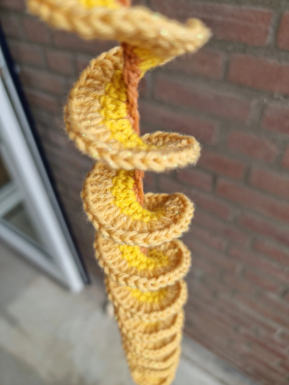 Close up van het gehaakte Haakpatroon windspinner Wendy ontworpen door Cora's Knit Knacks