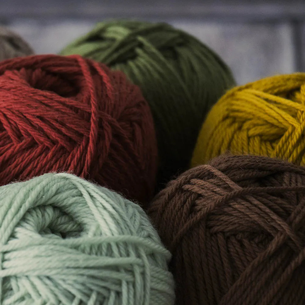 Close up van verschillende kleuren Scheepjes Woolwise, duurzame, gerecyclede wol bij elkaar