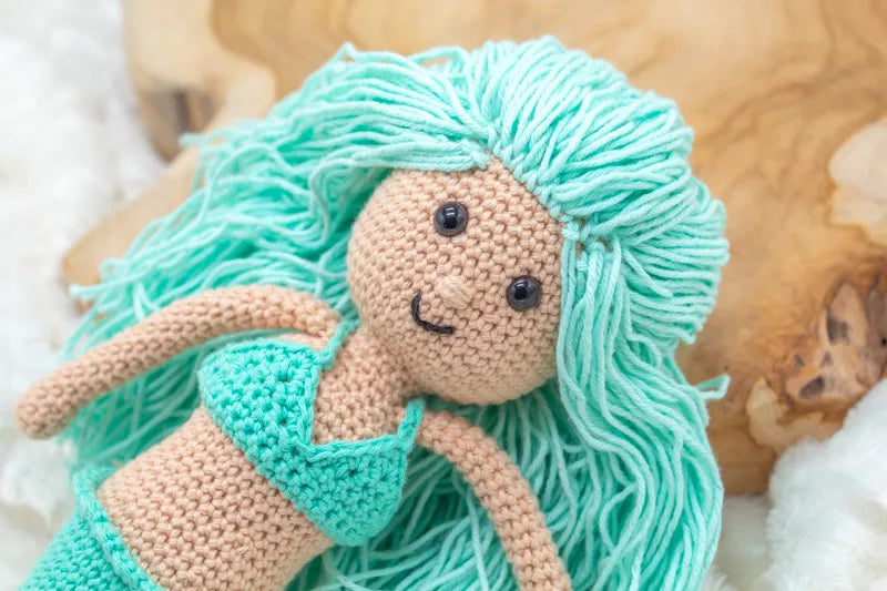 Close up van het gehaakte Haakpatroon zeemeermin Soleil ontworpen door Cora's Knit Knacks
