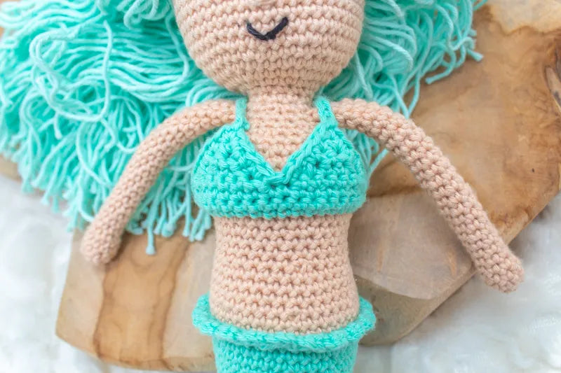Close up van het gehaakte Haakpatroon zeemeermin Soleil ontworpen door Cora's Knit Knacks