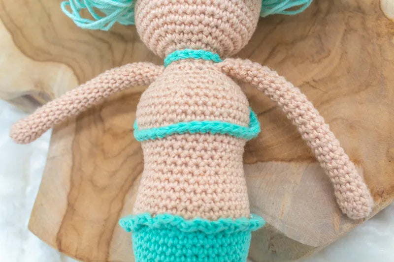 Achteraanzicht van het gehaakte Haakpatroon zeemeermin Soleil ontworpen door Cora's Knit Knacks