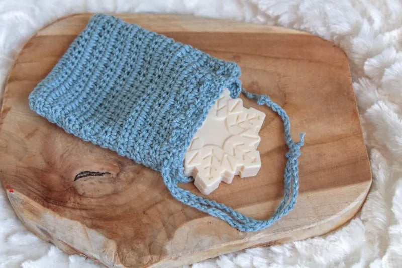 Blauw gehaakt zeepzakje gemaakt met  Haakpatroon zeepzakje Zippy ontworpen door Cora's Knit Knacks