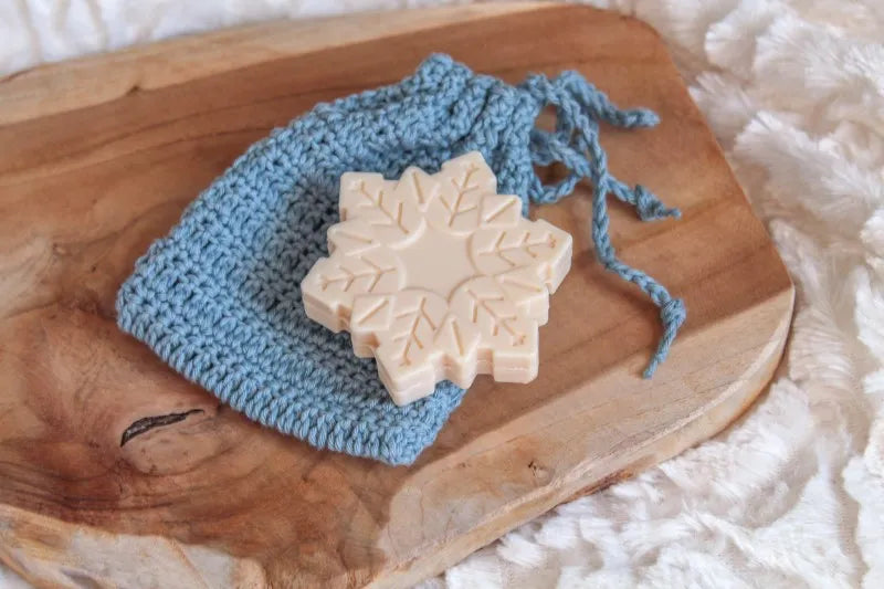 Gehaakt Haakpatroon zeepzakje Zippy ontworpen door Cora's Knit Knacks, blauw zeepzakje met een zeepje erop
