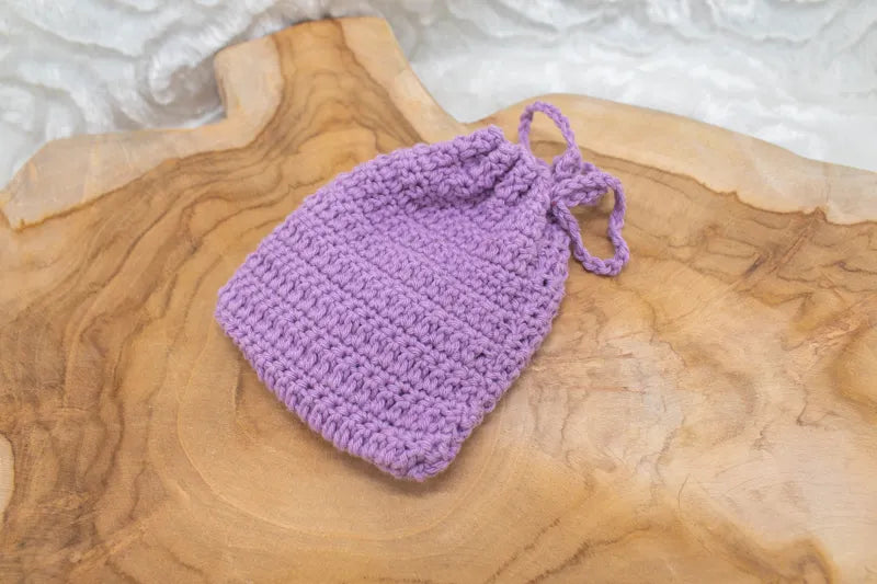 Paars gehaakt zeepzakje gemaakt met Haakpatroon zeepzakje Zippy ontworpen door Cora's Knit Knacks