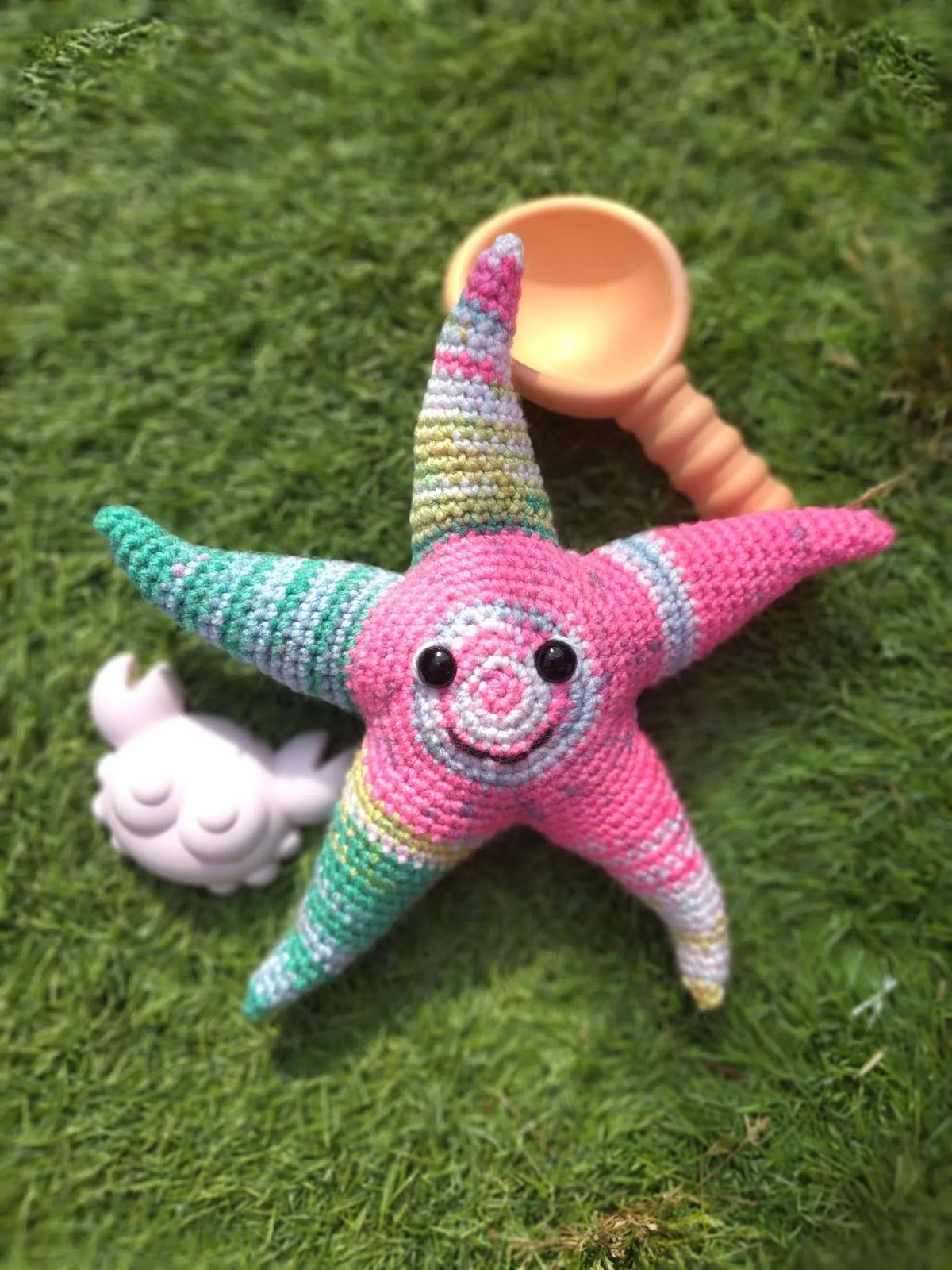 Gehaakt Haakpatroon zeester Zuzu ontworpen door Cora's Knit Knacks, gehaakt met roze en groen verloopgaren door tester Sammy