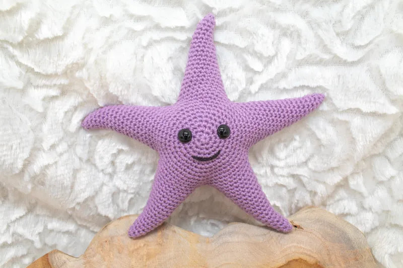 Gehaakt Haakpatroon zeester Zuzu ontworpen door Cora's Knit Knacks