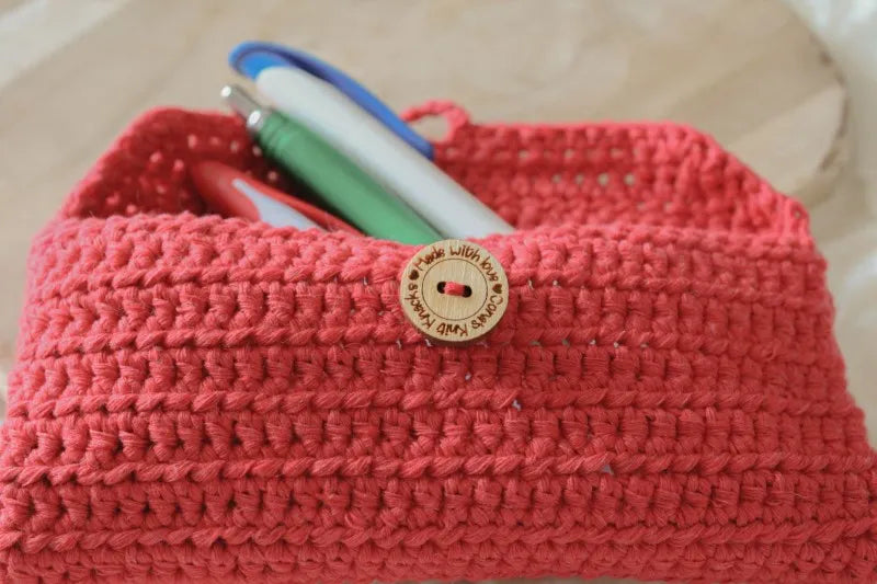 Gehaakt Haakpatroon zonnebrilhoesje Zelma, ook te gebruiken als etui, met pennen erin, patroon ontworpen door Cora's Knit Knacks