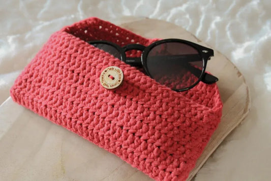 Gehaakt Haakpatroon zonnebrilhoesje Zelma ontworpen door Cora's Knit Knacks, zonnebrilhoesje met een zonnebril eruit