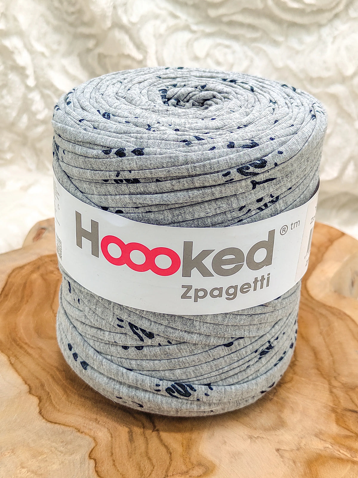 Duurzaam garen: Hoooked Zpagetti in kleur Grijs met zwart