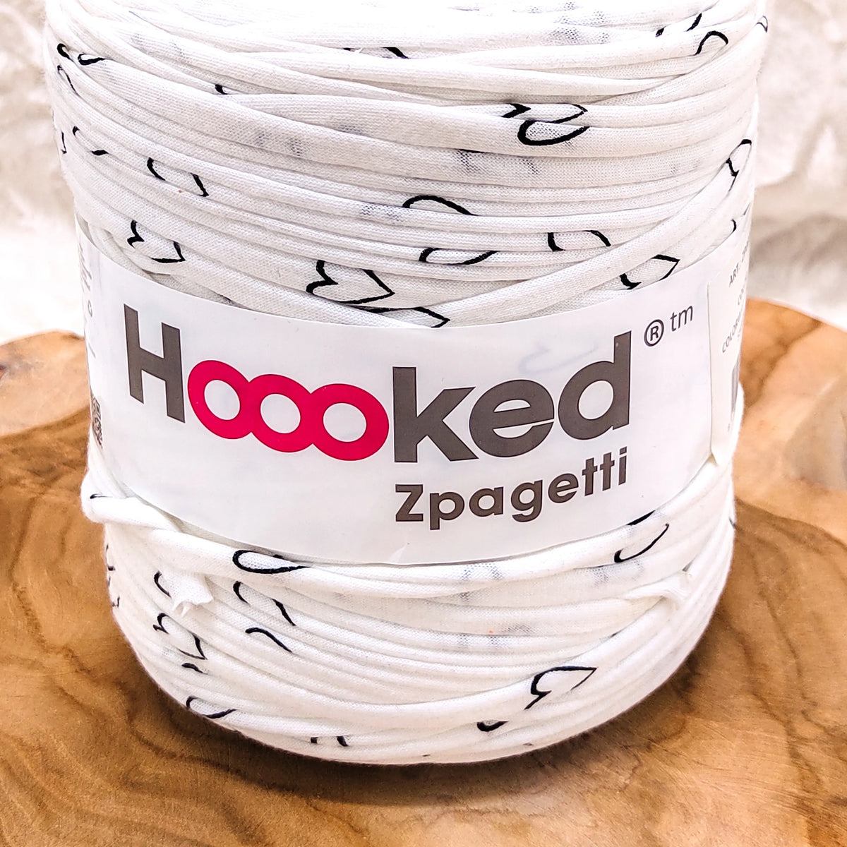 Duurzaam garen: Hoooked Zpagetti in kleur Wit met zwarte hartjes