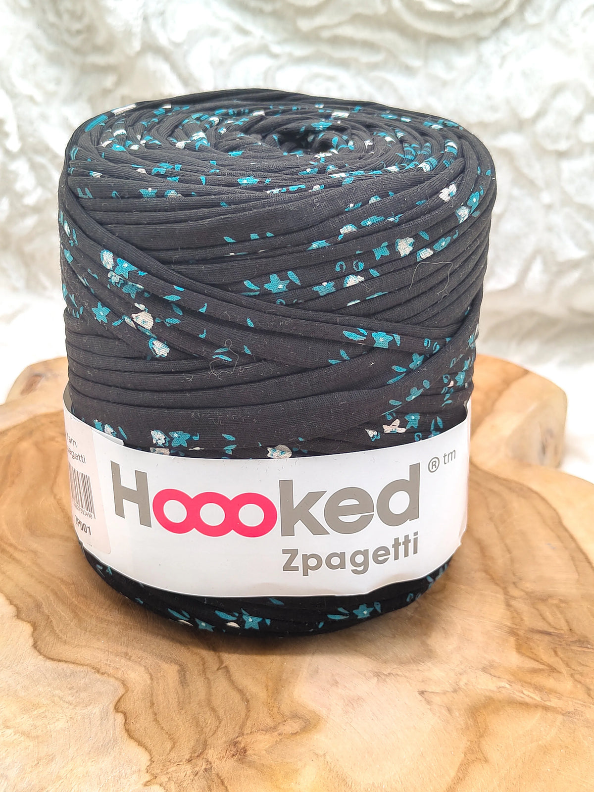Duurzaam garen: Hoooked Zpagetti in kleur Zwart met blauwe bloemen