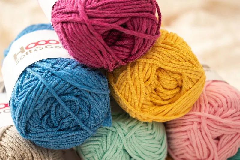 Meerdere bolletjes Soft Cotton DK garen van Hoooked, gerecycled katoen garen in meerdere kleuren